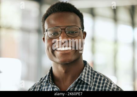 Heureux afro-américain homme d'affaires entrepreneur startup propriétaire debout dans le bureau regardant la caméra. Jeune designer souriant avec des lunettes qui se posent Banque D'Images