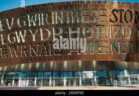 Extérieur du centre du millénaire dans la baie de Cardiff au pays de Galles Banque D'Images