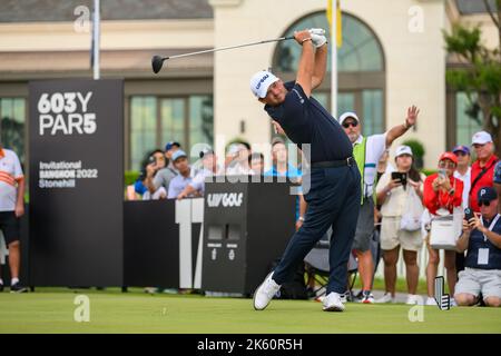 Patrick Reed des Etats-Unis débarque au trou 16 lors de la dernière partie du LIV Golf Invitational Bangkok au Stonehill Golf course à Bangkok, EN THAÏLANDE Banque D'Images