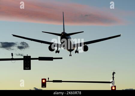 Richmond, Colombie-Britannique, Canada. 10th octobre 2022. Un Boeing 777-200ER (G-YMMH) de British Airways atterrit au crépuscule, à l'aéroport international de Vancouver. (Image de crédit : © Bayne Stanley/ZUMA Press Wire) Banque D'Images