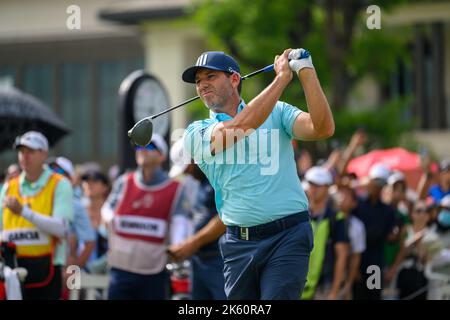 Sergio Garcia d'Espagne débarque au trou 10 lors de la dernière partie du LIV Golf Invitational Bangkok au Stonehill Golf course à Bangkok, THAÏLANDE Banque D'Images