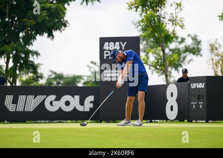 Talor Gooch of USA débarque au trou 8 lors de la dernière partie du LIV Golf Invitational Bangkok au Stonehill Golf course à Bangkok, EN THAÏLANDE Banque D'Images