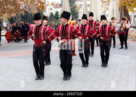 Plovdiv, Bulgarie - 26 novembre 2021 : défilé de jeunes vins dans la vieille ville, danses folkloriques bulgares traditionnelles Banque D'Images