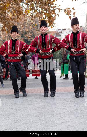 Plovdiv, Bulgarie - 26 novembre 2021 : défilé de jeunes vins dans la vieille ville, danses folkloriques traditionnelles Banque D'Images