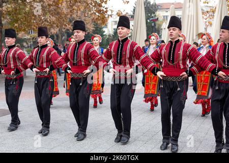 Plovdiv, Bulgarie - 26 novembre 2021 : défilé de jeunes vins dans la vieille ville, danses folkloriques bulgares traditionnelles Banque D'Images