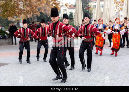 Plovdiv, Bulgarie - 26 novembre 2021 : défilé de jeunes vins dans la vieille ville, danses folkloriques bulgares traditionnelles Banque D'Images