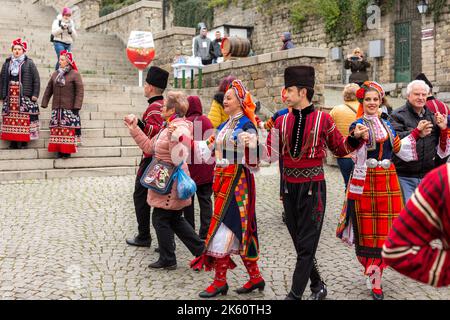 Plovdiv, Bulgarie - 26 novembre 2021 : défilé de jeunes vins dans la vieille ville, danses folkloriques bulgares traditionnelles Banque D'Images