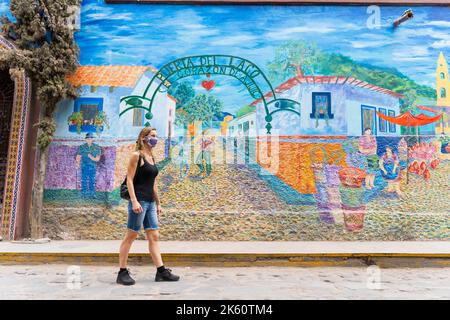Chapala, Jalisco, Mexique - 10 mai 2021: Femme de tourisme passant par la façade de bâtiment sur la rue traditionnelle du village mexicain par la route de pierre de pierre de pierre de pierre de pierre Banque D'Images
