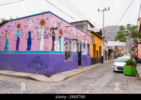 Chapala, Jalisco, Mexique - 10 mai 2021 : façade rose et pourpre sur la rue traditionnelle du village mexicain par la route en pierre de pierre de pierre Banque D'Images