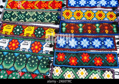 Huichol bracelets variété de design au marché de nuit à Guadalajara, Mexique. Souvenirs artisanaux mexicains traditionnels Banque D'Images