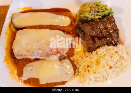 Enchiladas mexicaines avec riz, steak de bœuf et guacamole. Menu combiné traditionnel Banque D'Images