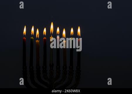 Un des symboles de la Menorah pour les fêtes juives Hanukkah festival sur fond noir copie espace Banque D'Images