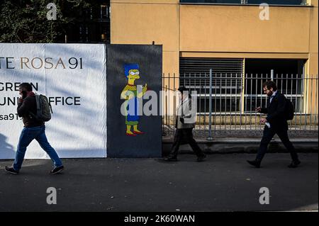 Milan, Italie sur 11 octobre 2022, les gens marchent devant une fresque intitulée «The Cut 2» de l'artiste de rue aleXsandro Palombo représentant le personnage des Simpsons Marge Simpson coupant ses cheveux et donnant le doigt du milieu en solidarité avec les femmes d'Iran devant le consulat iranien de Milan, Italie sur 11 octobre 2022. Une première version d'une murale similaire, intitulée 'la coupe' est apparue sur 5 octobre au même endroit et a été supprimée plus tard. Credit: Piero Cruciatti/Alay Live News Credit: Piero Cruciatti/Alay Live News Banque D'Images