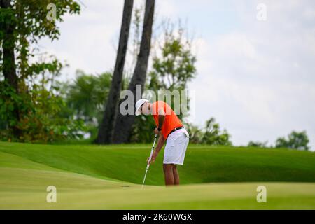 Eugenio Lopez-Chacarra d'Espagne pute sur le vert 10 pendant le jour 3 du LIV Golf Invitational Bangkok au Stonehill Golf course à Bangkok, THAÏLANDE Banque D'Images