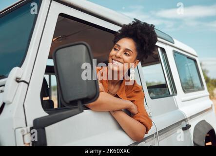 Voyage sur route, femme noire et fenêtre libre de se détendre dans le camping-car, campagne d'été et aventure de vacances en Afrique. Bonne petite pause pour femme Banque D'Images