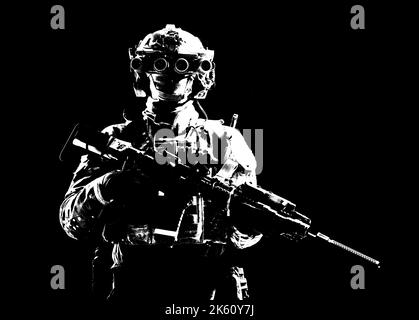 Armée moderne armée armée spéciale équipée soldat, combattant de l'escouade anti-terroriste, fusil d'assaut armé mercenaire d'élite, debout dans l'obscurité avec lunettes de vision nocturne sur casque, portrait de studio Banque D'Images