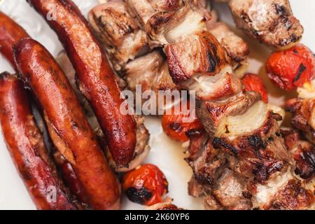 Brochettes et saucisses de porc grillées, concentration sélective Banque D'Images