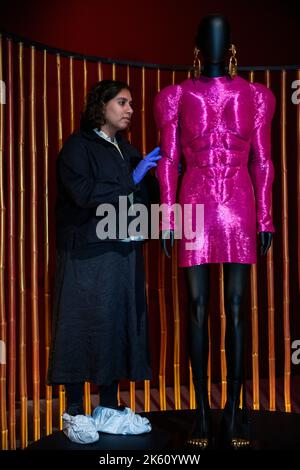 Londres, Royaume-Uni. 11 octobre 2022. Un membre du personnel vérifie 'Pink minidress', 2021, par Daniel Roseberry à un aperçu de 'objets du désir: Surréalisme et design 1924 – Today', une nouvelle exposition au Musée du Design de Kensington. Le spectacle explore la relation entre le surréalisme dans les beaux-arts et le design avec 350 œuvres exposées et se déroule du 14 octobre au 19 février 2023. Credit: Stephen Chung / Alamy Live News Banque D'Images