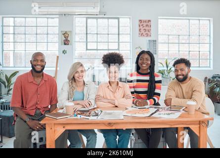 Portrait d'un groupe d'hommes d'affaires heureux et divers ayant une réunion dans un bureau moderne au travail. Professionnels d'affaires joyeux assis à une table Banque D'Images