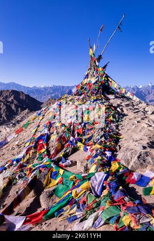 Drapeaux bouddhistes de prière avec Leh en arrière-plan, Leh, Ladakh, Inde Banque D'Images