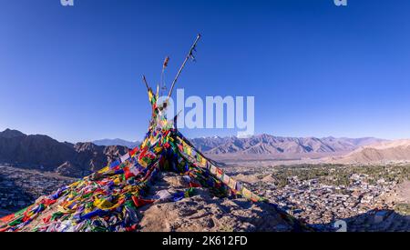 Drapeaux bouddhistes de prière avec Leh en arrière-plan, Leh, Ladakh, Inde Banque D'Images
