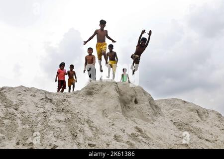 Dhaka, Bangladesh - 24 septembre 2022: Il va sans dire qu'il n'y a pas de place pour les enfants à Dhaka, donc ils jouent sur le sable Banque D'Images