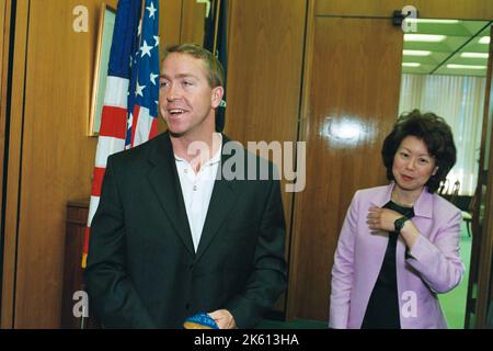 Bureau de la secrétaire - Elaine Chao et Jim Shea at Care Conférence de presse Careers.Net Banque D'Images