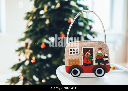 Décorations de Noël avec sac thématique, bougies et arbre de Noël. Arbre de Noël à l'intérieur. Le matin avant Noël. Banque D'Images