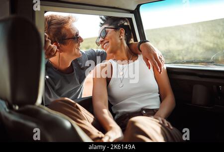 Voyage, voyage heureux et voyage en voiture amour d'un couple ensemble prêt pour un voyage en voiture vacances d'été. Le bonheur et le sourire d'un petit ami et d'une petite amie se détendre Banque D'Images