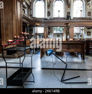 Londres UK 11 octobre 2022 Miserere est une nouvelle œuvre substantielle sous forme de choeur ou congrégation, assemblée dans le sanctuaire ouvert de l'église de travail. Une pléthore de radios d'occasion – chacune syntonisée juste à l'extérieur de la station – des bases en métal de la couronne évoquant des formes humaines, faisant allusion à la fois à un sentiment de possibilité, et d'échec dans la communication et la transcendance. St James’s Piccadilly, 12 -16 octobre. Paul Quezada-Neiman/Alamy Live News Banque D'Images