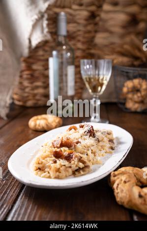 Risotto aux champignons porcini. Riz blanc typiquement italien avec champignons et sauce au parmesan. Antipasti pour le dîner. Verticale. Copier SPCae Banque D'Images