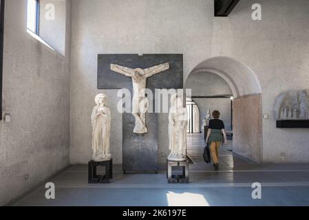 Musée d'art de Vérone, vue sur une Crucifixion médiévale flanquée de sculptures de deux saints au rez-de-chaussée du Museo Castelvecchio à Vérone en Italie Banque D'Images