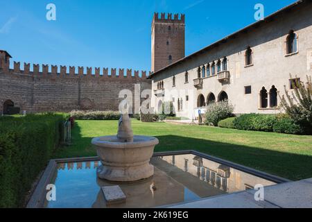 Castelvecchio Vérone, vue sur le parc et la fontaine de cour à l'intérieur de la forteresse médiévale de Castelvecchio - aujourd'hui un musée - à Vérone, en Italie Banque D'Images