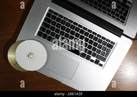 Ordinateur portable et CD sur le bureau Banque D'Images