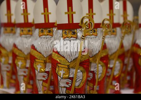 Wernigerode, Allemagne. 11th octobre 2022. Chocolat Santas stand dans la sortie d'usine de l'usine de chocolat Wergona. La production de l'assortiment de Noël est actuellement en phase finale. Les calendriers de l'Avent et les chocolats de Noël de Wernigerode ont une longue tradition et sont exportés dans de nombreux pays. Credit: Matthias Bein/dpa/Alay Live News Banque D'Images
