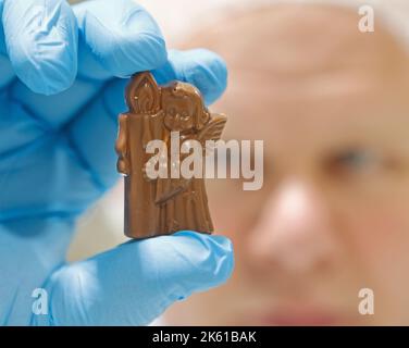 Wernigerode, Allemagne. 11th octobre 2022. Vue d'un personnage en chocolat pour un calendrier de l'Avent. La production du calendrier de Noël est actuellement en phase finale. Les calendriers de l'Avent et les chocolats de Noël de Wernigerode ont une longue tradition et sont exportés dans de nombreux pays. Credit: Matthias Bein/dpa/Alay Live News Banque D'Images