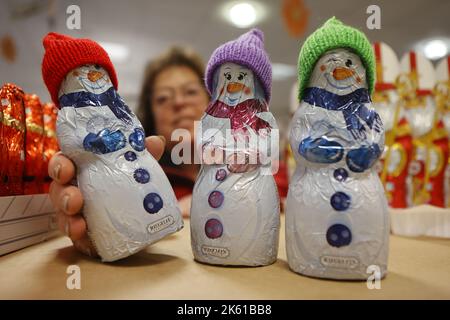 Wernigerode, Allemagne. 11th octobre 2022. Des bonhommes de neige au chocolat se trouvent dans le magasin d'usine de l'usine de chocolat Wergona. La production de l'assortiment de Noël est actuellement en phase finale. Les calendriers de l'Avent et les chocolats de Noël de Wernigerode ont une longue tradition et sont exportés dans de nombreux pays. Credit: Matthias Bein/dpa/Alay Live News Banque D'Images