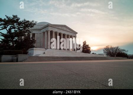 Le Jefferson Memorial à Washington, D.C., une soirée d'hiver au coucher du soleil. Prise de vue grand angle bas. Personne. Banque D'Images