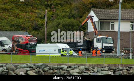 Bantry West Cork Ireland, 11 octobre 2022, ;Gardaí a appelé pour aider les équipes de nettoyage sur un site de halting à Bantry. L'équipage, qui a été engagé par le Conseil du comté de Cork pour nettoyer une partie non autorisée du site, a été confronté à une opposition fougère et a dû obtenir l'aide de garda. À un moment, on a dit qu'il y avait environ 30 officiers de garde sur place. Gardai n'a fait aucun commentaire sur la nature de la plainte. Credit ; ED/Alay Live News Banque D'Images