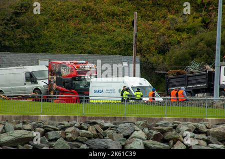 Bantry West Cork Ireland, 11 octobre 2022, ;Gardaí a appelé pour aider les équipes de nettoyage sur un site de halting à Bantry. L'équipage, qui a été engagé par le Conseil du comté de Cork pour nettoyer une partie non autorisée du site, a été confronté à une opposition fougère et a dû obtenir l'aide de garda. À un moment, on a dit qu'il y avait environ 30 officiers de garde sur place. Credit ; ED/Alay Live News Banque D'Images