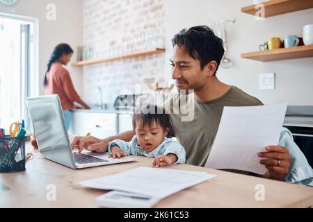 Homme, bébé ou ordinateur portable finance dans la maison ou la cuisine et papier d'assurance, documents d'investissement ou logiciel de comptabilité fintech. Sourire heureux, asiatique Banque D'Images