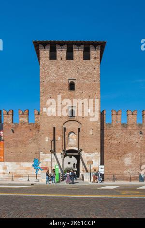 Vérone Castelvecchio, vue en été de l'entrée de la forteresse médiévale Castelvecchio - aujourd'hui un musée - dans le centre historique de Vérone, Italie Banque D'Images