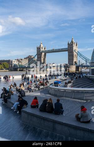 Londres, Royaume-Uni. 11 octobre 2022 . Les gens appréciant le soleil d'automne et le temps chaud sans saison sur le bord de la rivière de Londres. Credit: amer ghazzal / Alamy Live News. Banque D'Images