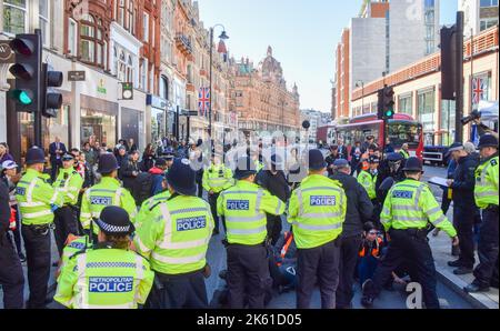 Londres, Royaume-Uni. 11th octobre 2022. Les militants du programme Just Stop Oil se collent et bloquent Brompton Road à Knightsbridge, tandis que le groupe d'action sur le climat poursuit ses manifestations quotidiennes exigeant que le gouvernement britannique cesse d'émettre de nouvelles licences de pétrole et de gaz. Credit: Vuk Valcic/Alamy Live News Banque D'Images