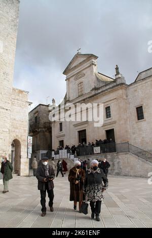 Cisternino, Puglia, Italie. Les gens sortant de Chiesa Madre di San Nicola, une église catholique du 13th siècle, à la fin du service du dimanche. Banque D'Images