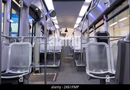 Intérieur d'un bus électrique Iveco, avec accès pour personnes à mobilité réduite. Véhicule à plancher bas. En exposition au salon des transports publics LAT.BUS 2022, tenu dans la ville de Banque D'Images