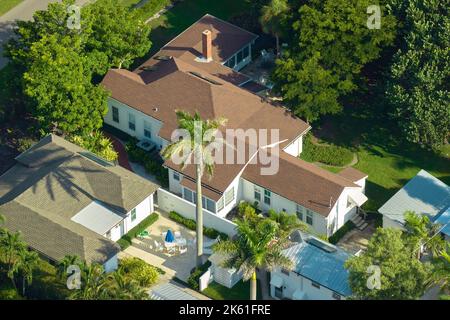 Vue depuis le dessus de grandes maisons résidentielles dans le club de golf à vie fermé dans le sud de la Floride. Les maisons de rêve américaines comme exemple de développement immobilier dans Banque D'Images