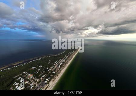 Vue depuis le dessus de la grande tempête approchant sur les maisons résidentielles dans la petite ville de l'île Boca Grande sur l'île de Gasparilla dans le sud-ouest de la Floride. Climat Banque D'Images