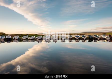 Des dinghies amarrées sur la rive du Loch Stenness, aux îles Orcades, au Royaume-Uni. 2022 Banque D'Images