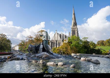 Copenhague, Danemark. Octobre 2022. Vue sur la fontaine Gefion, une fontaine en bronze construite en 1908, représentant la déité de la Norse Gefjun labourant la mer avec Banque D'Images